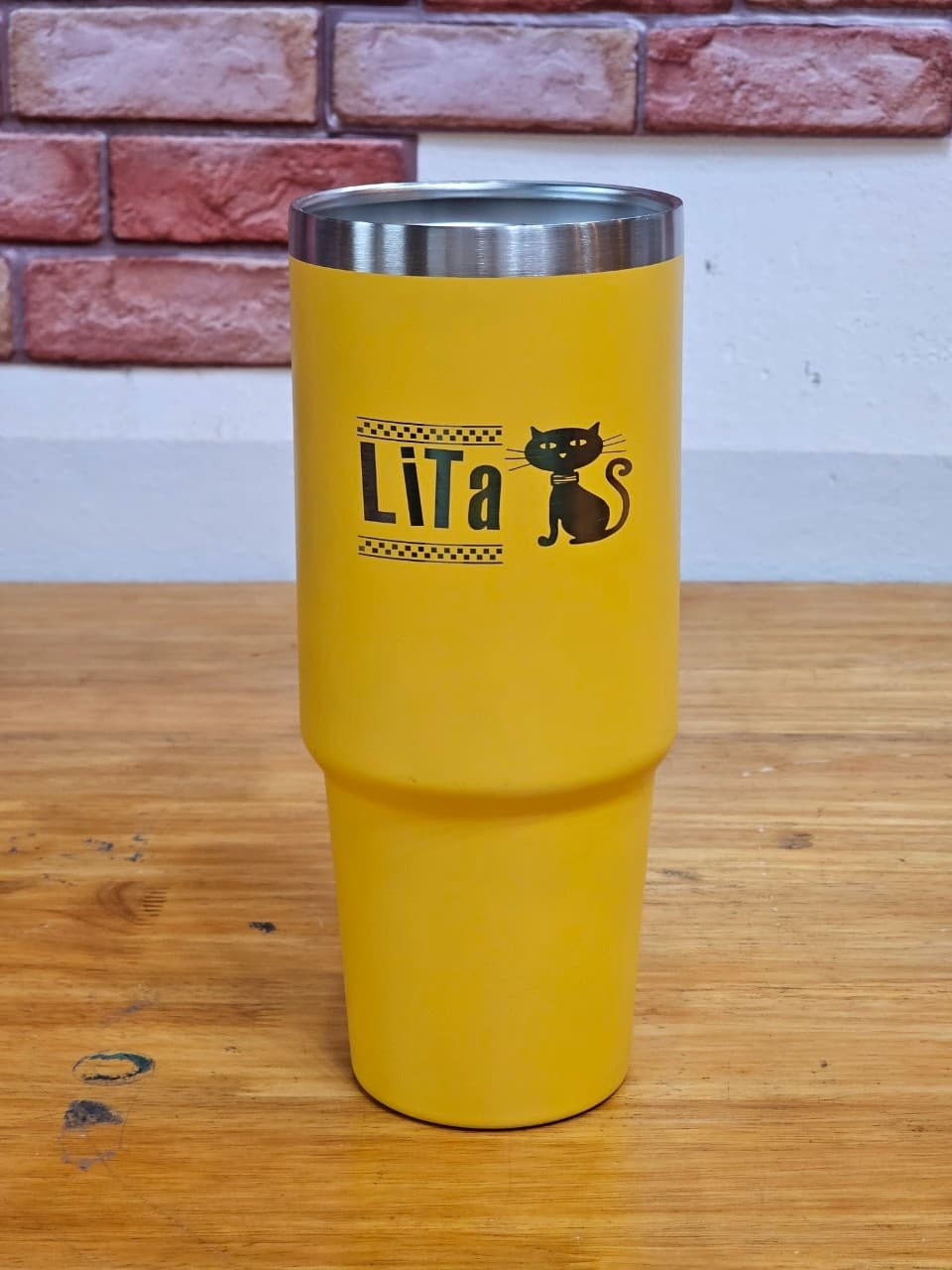 ผลงานเลเซอร์สลักโลโก้แก้วเก็บความเย็น Lita ลายเส้นคมเข้มบนผิวสีเหลืองมัสตาร์ด